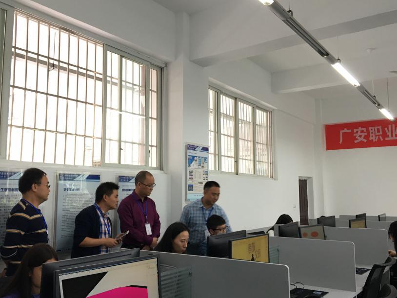 首届公益广告图片